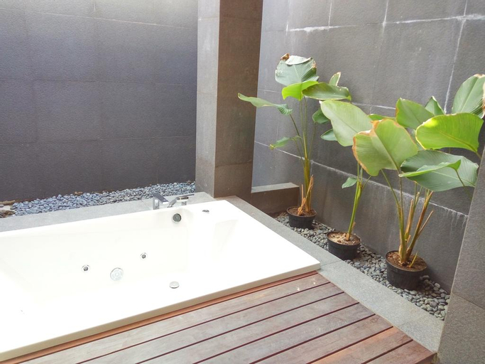 Bathroom 7