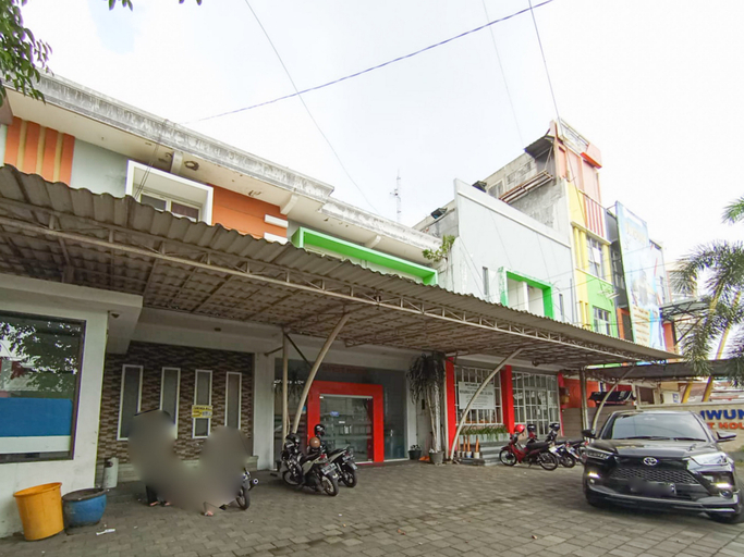 Exterior & Views 2, RedDoorz @ Ciliwung Guest House Syariah, Malang