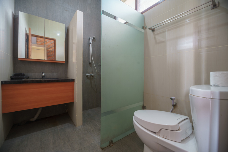 Bathroom 3, RedDoorz Plus @ Hotel Negeri Baru Lodaya Puncak, Bogor