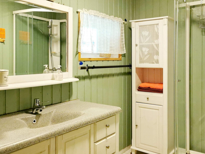 Bathroom 2, 5 Person Holiday Home in Digermulen, Vågan