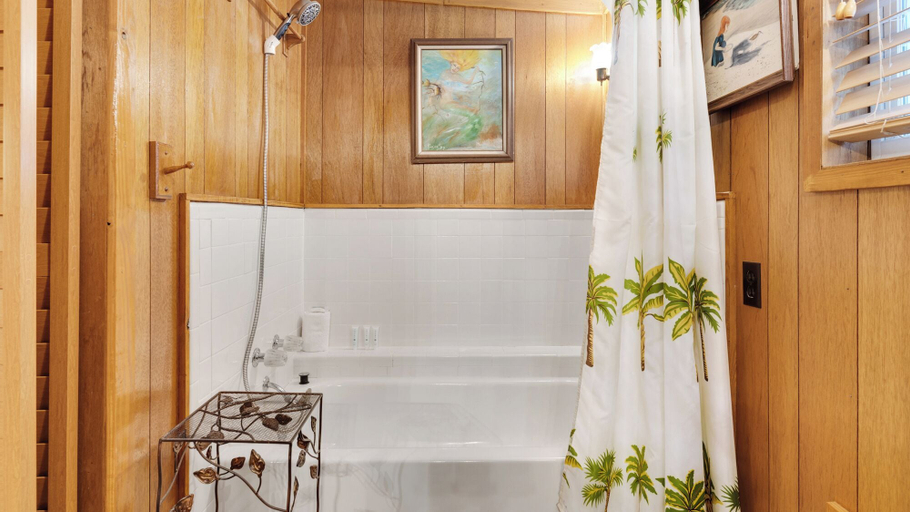 Bathroom 3, Vintage Waves, Bay