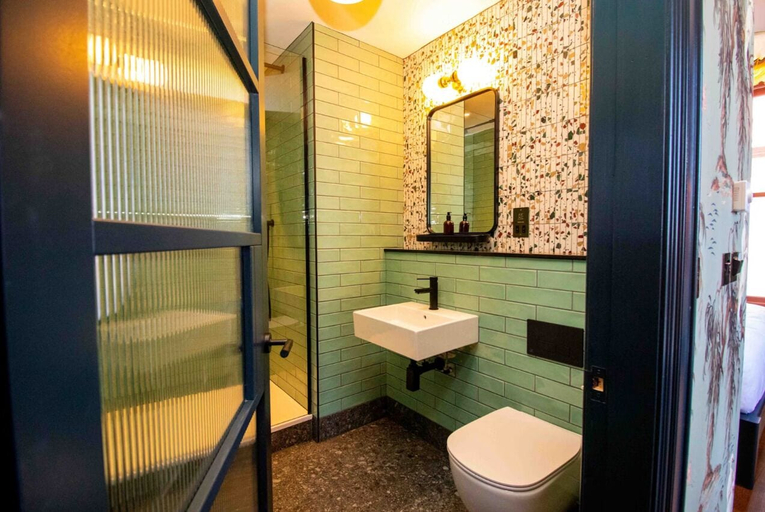 Bathroom 3, The Palm