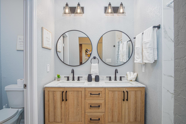 Bathroom 3, Seize the Moment! 4br/3ba Gem w/ Downtown Views!, Bexar