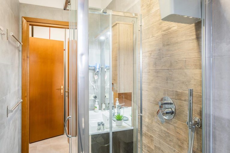 Bathroom 3, Luni Mare Modern Balcony Flat, La Spezia
