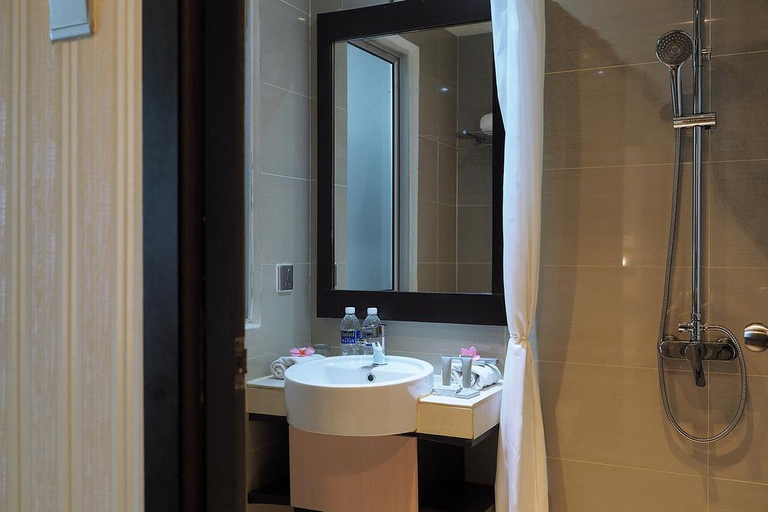 Bathroom, GiiA Hotel Nagoya Batam (formerly Nagoya Mansion Hotel and Residence), Batam