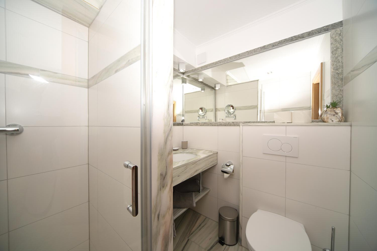 Bathroom 3, Hotel-Cafe Perner, Liezen