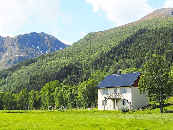 Others 5, 6 Person Holiday Home in Alsvag, Øksnes