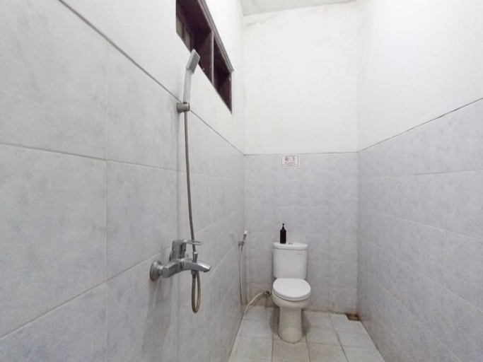 Bathroom 3, RedDoorz @ Ciliwung Guest House Syariah, Malang