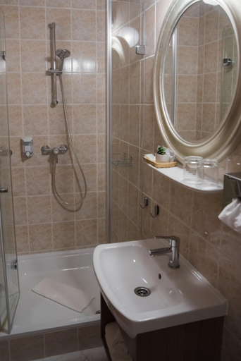Bathroom 3, Vinum Hotel, Kiskőrös