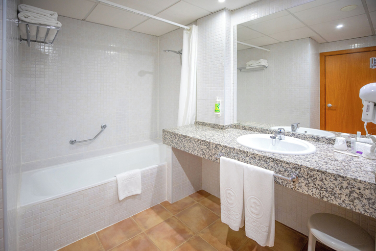 Bathroom 5, Hotel Servigroup Marina Playa, Almería