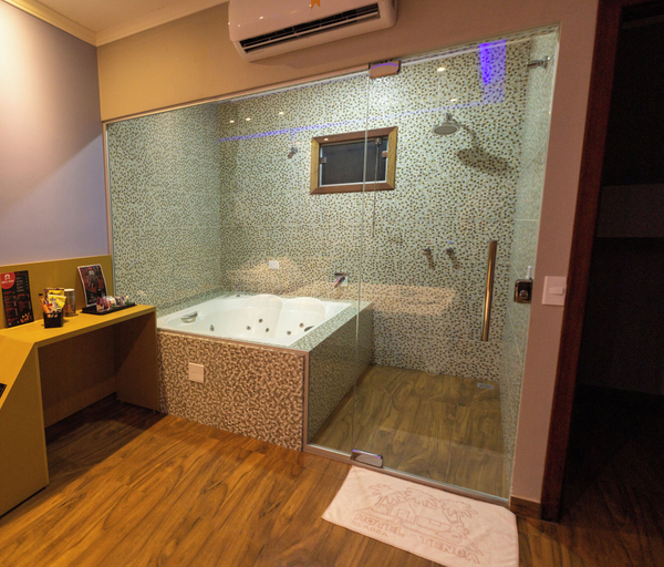 Bathroom, Hotel e Motel Tenda, Seabra