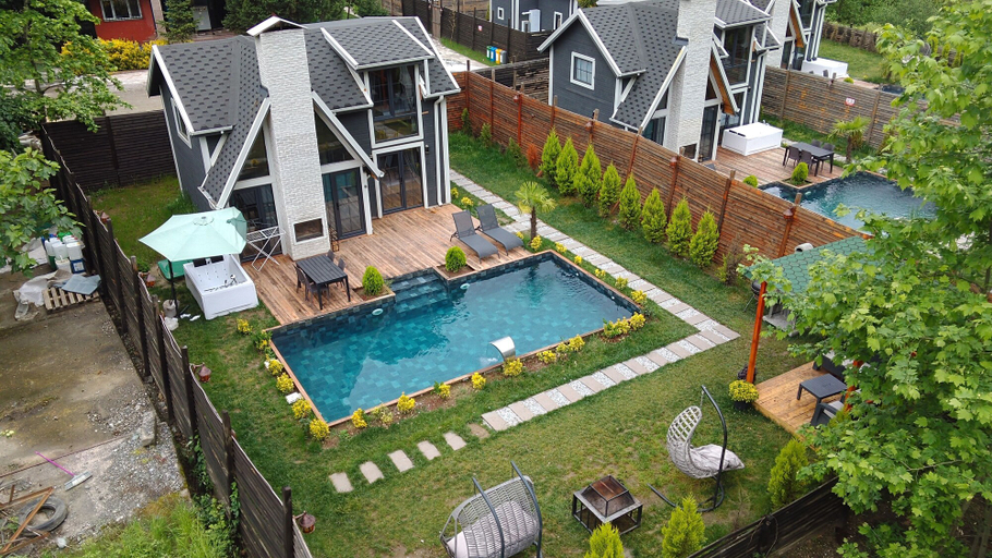 Exterior & Views