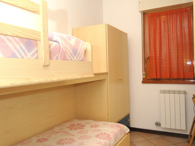 Bedroom 3, Sun Drenched Seaside Holiday Home with Pool near Venice, Rovigo