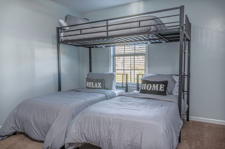 Bedroom 1, Lakeside Lodging, Muscogee