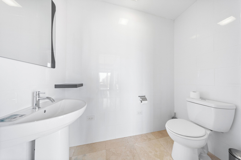 Bathroom 3, Kamay 92
