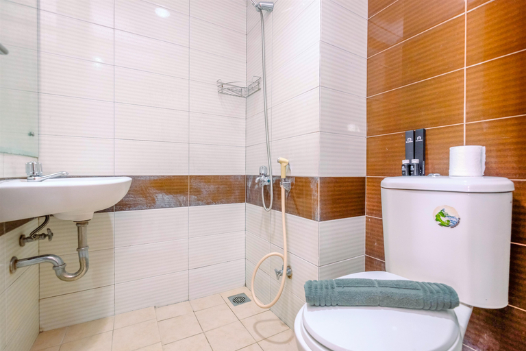 Bathroom 5, Warm and Cozy Studio at Margonda Residence 3 Apartment By Travelio, Depok