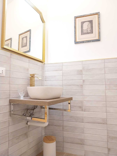 Bathroom 5, Romito 38, Florence