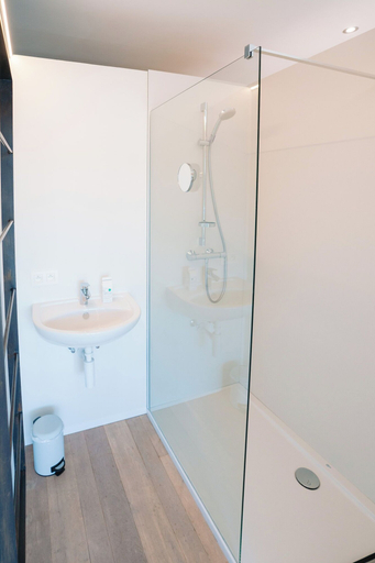 Bathroom 5, Hotel du Bassin, West-Vlaanderen