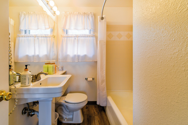 Bathroom, Dew Duck Inn, Sanders