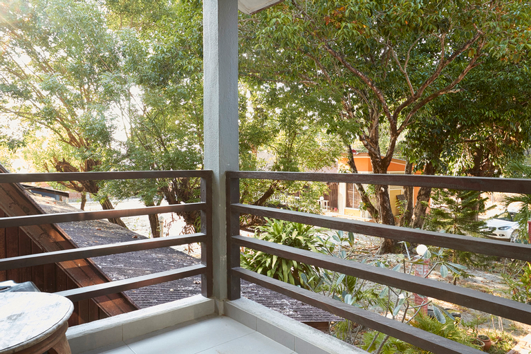 Exterior & Views 11