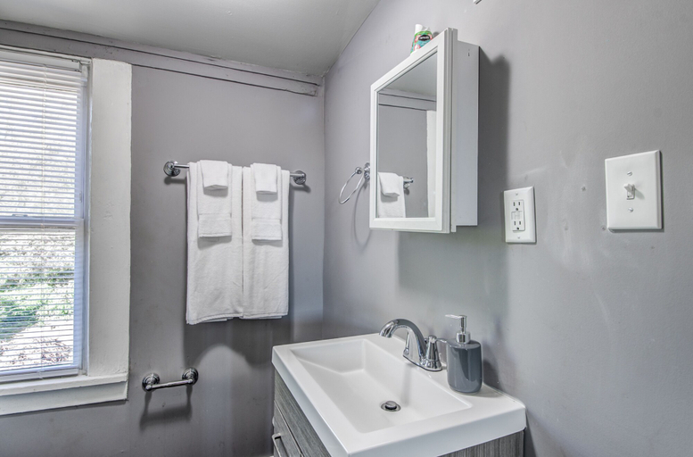 Bathroom 3, Blue Hideaway, Shelby