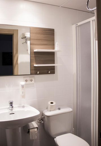 Bathroom 4, Pension Mariola, Alicante
