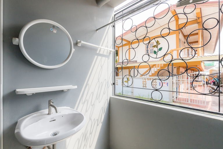 Bathroom 5, MiddleWay House, Khlong Sam Wa
