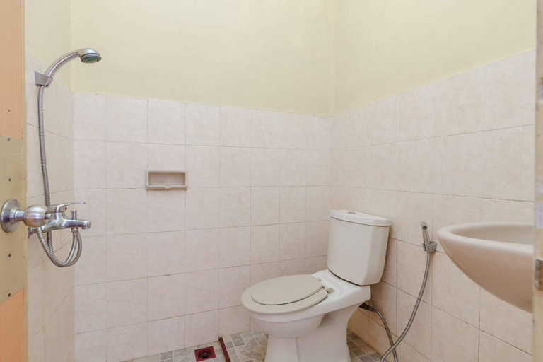 Bathroom 3, RedDoorz @ Parapat, Simalungun