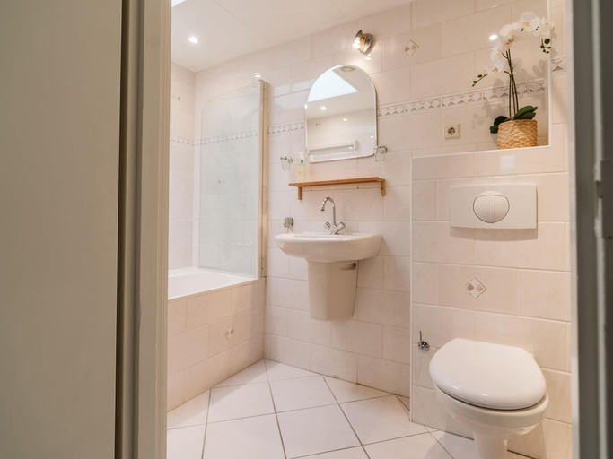 Bathroom 2, Bright Holiday Home With Covered Veranda, Leidschendam-Voorburg