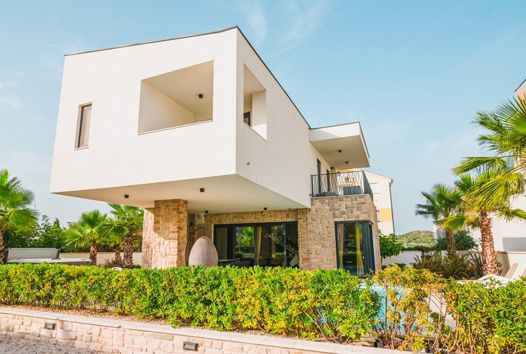 Others 5, Villa FGstar, Murter