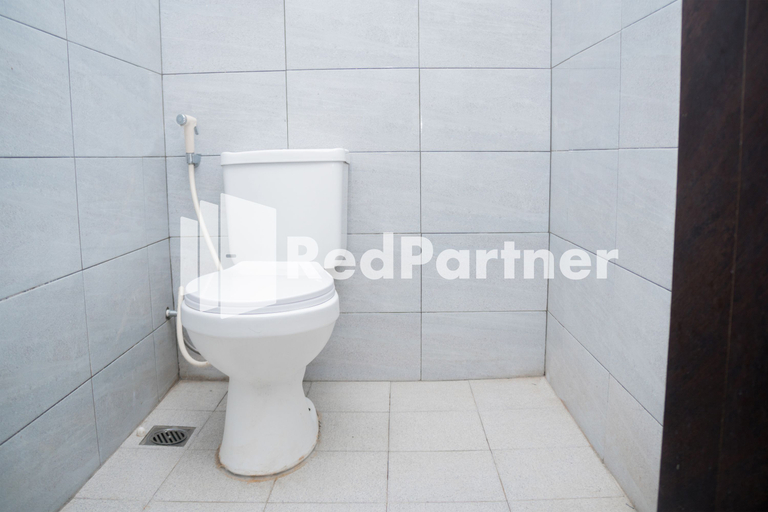 Bathroom 3, Hotel C18 @ Cibaduyut Mitra RedDoorz, Bandung