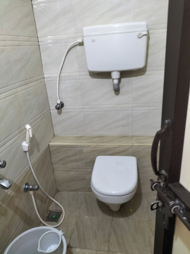 Bathroom 3, Raasaathi inn, Puducherry