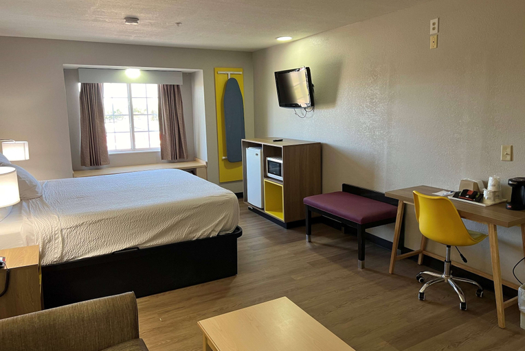 Bedroom 4, Days Inn & Suites by Wyndham Hutchinson, Reno