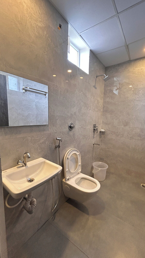 Bathroom 4, Seasons Stay, Krishna