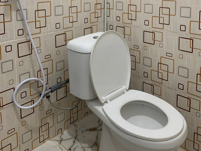 Bathroom 4, RedDoorz Syariah @ Labuhan Maringgai Lampung, East Lampung