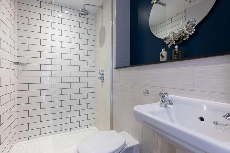 Bathroom 2, The Station Hotel, London
