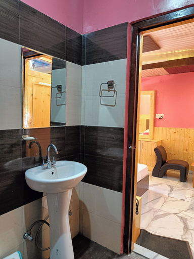 Bathroom 4, Majestic Mountain Bhaiji Guest House, Kullu
