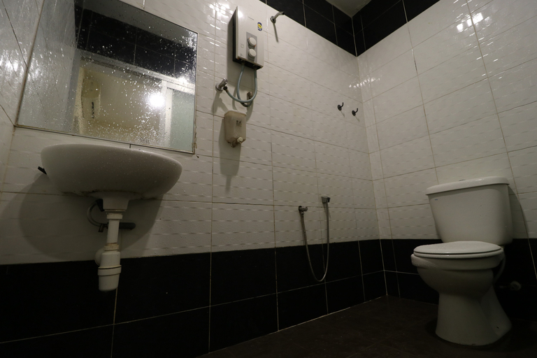 Bathroom 4, Furich Hotel Enterprise by ZUZU, Temerloh
