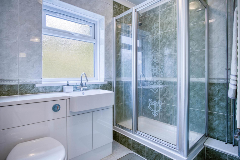 Bathroom 3, Longview - 4 Bedroom Holiday Home - Pembroke Dock, Pembrokeshire