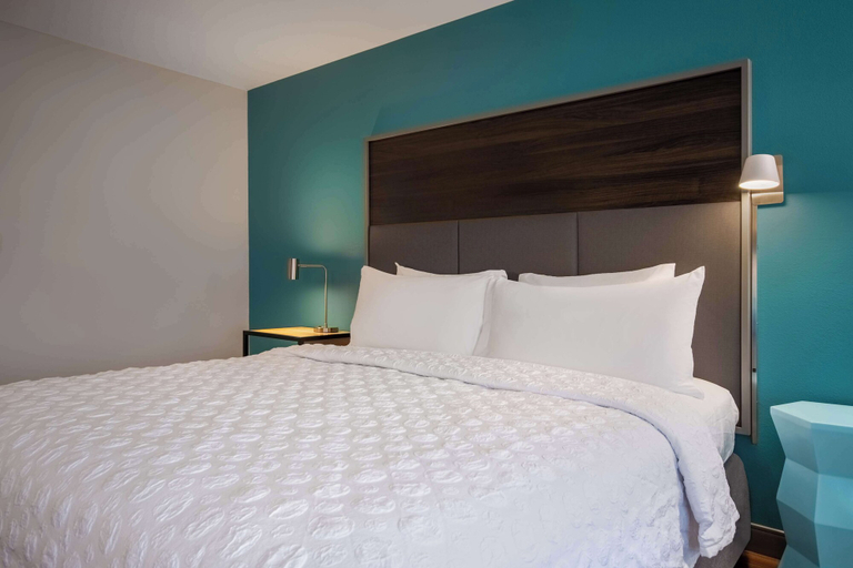Bedroom 3, Tru By Hilton Merrillville, Lake