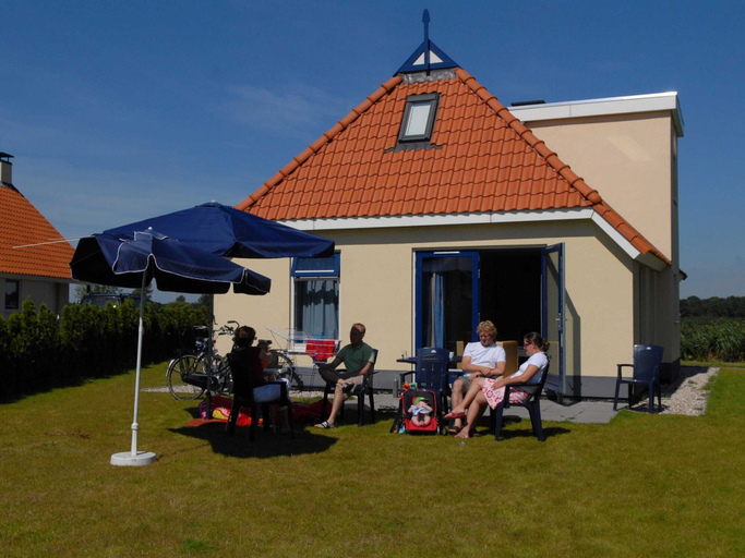 Exterior & Views 2, Chalet in Bergumermeer by the Canal, Tytsjerksteradiel