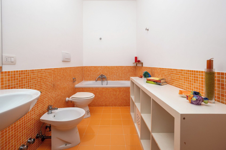 Bathroom 4, La Mela apartment, Napoli