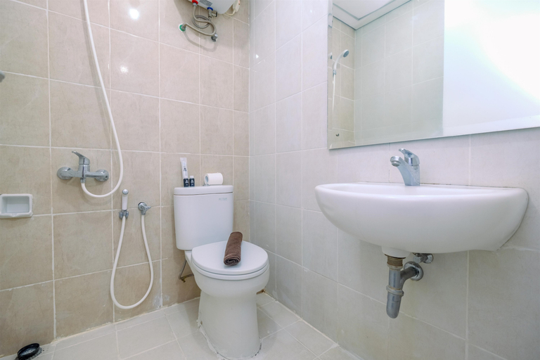 Bathroom 5, Cozy Stay and Spacious 3BR at Nifarro Park Apartment By Travelio, Jakarta Selatan