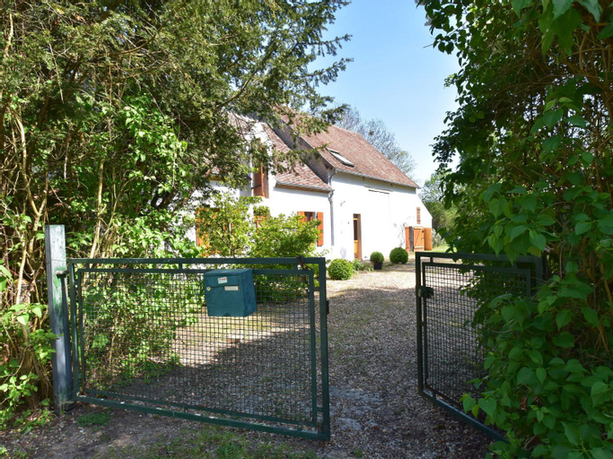 Beautiful authentic holiday home with pool, Nièvre