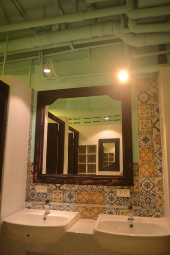 Bathroom 4, Stash Hostel, Samphantawong