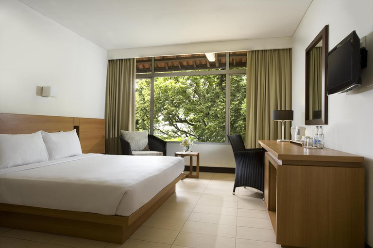Bedroom 2, Hotel Santika Bandung, Bandung