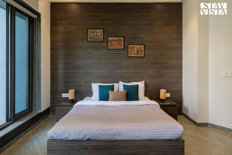 Aarna House by StayVista - Mountain & lakeview villa, Contemporary modern interiors & a charming ter, Pune
