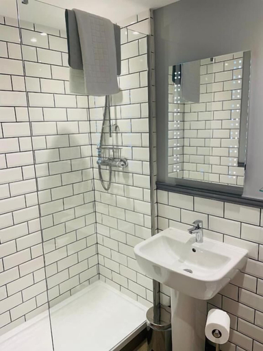 Bathroom 4, Port Gaverne Hotel, Cornwall
