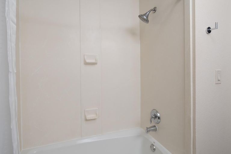 Bathroom 4, Best Western Valencia/Six Flags Inn & Suites, Los Angeles