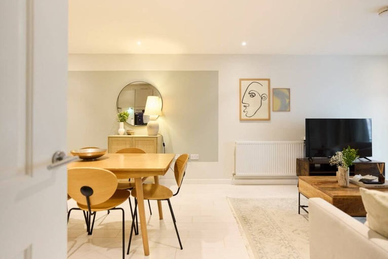 Others 5, The River Lea Escape - Charming & Bright 2bdr Flat, London